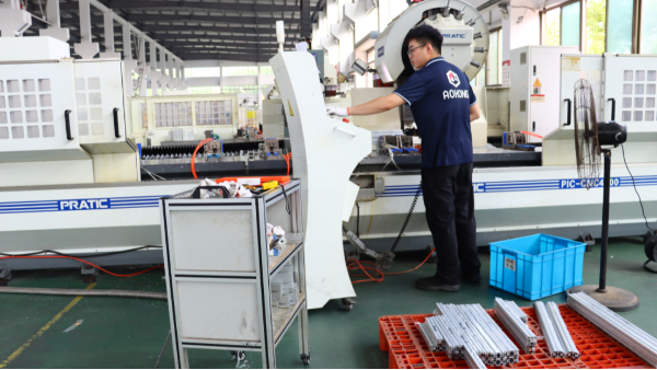 鋁型材框架如何重塑新能源汽車的安全與性能？